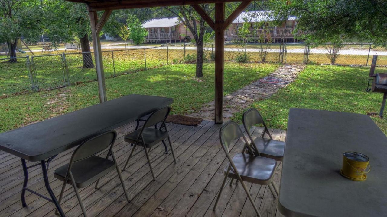 Riverstone Cabins Hotel Leakey Екстериор снимка