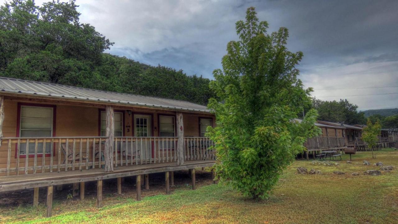 Riverstone Cabins Hotel Leakey Екстериор снимка